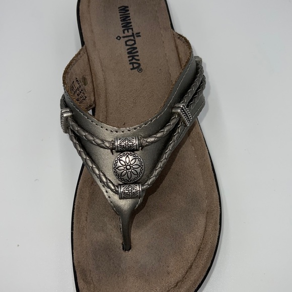 Minnetonka Silver Leather Silverbay Thong Mini Wedge Sandals Size 6 - Picture 4 of 8
